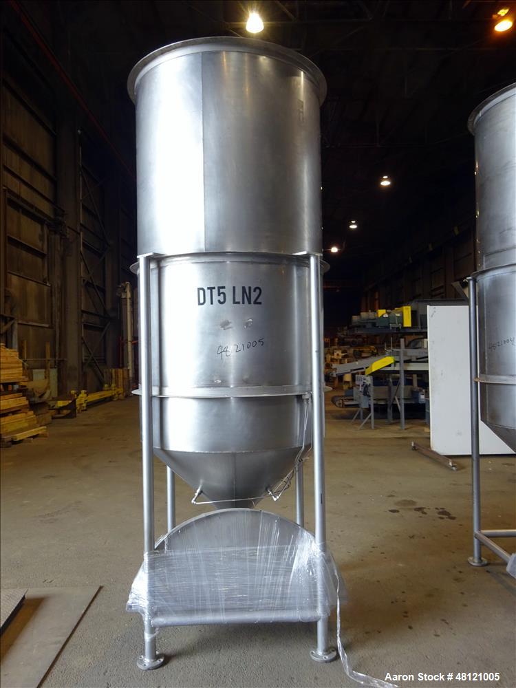 Used Tank, Approximate 750 Gallon, 304 Stainless Steel, Vertical.