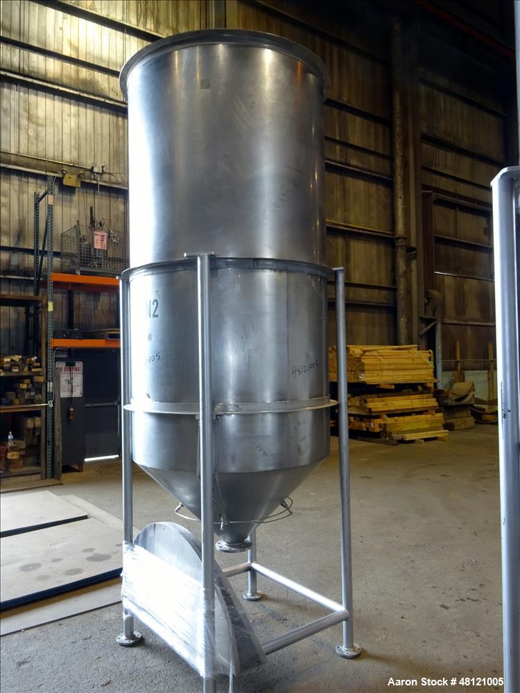Used Tank, Approximate 750 Gallon, 304 Stainless Steel, Vertical.