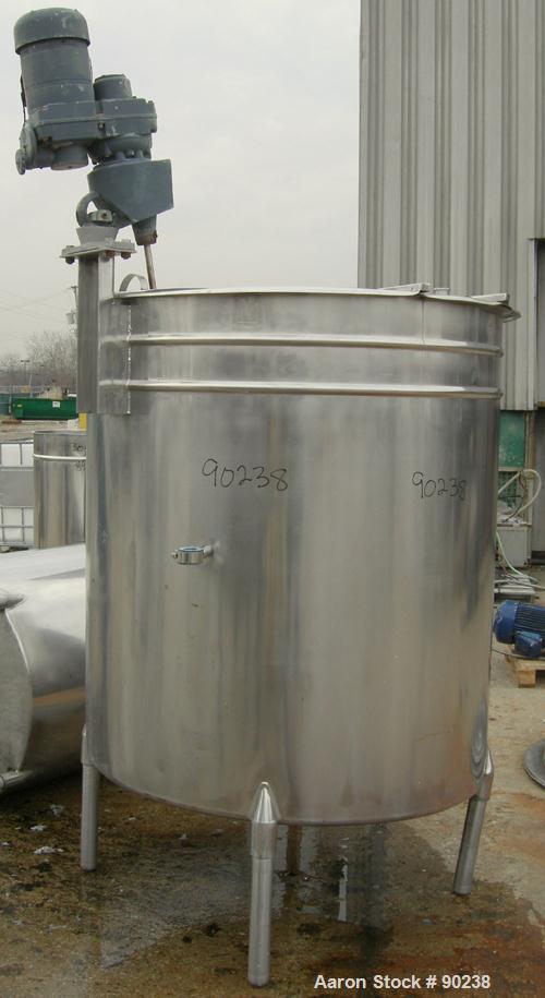 USED: Tank, 520 gallon, stainless steel, vertical. 52" diameter x 57" straight side. Open top with (2) 1/3 covers, sloped bottom. Clamp-on Lightnin agitator, model ND-2V, 117/350 output rpm. 3/4" dia...