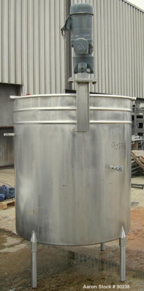 USED: Tank, 520 gallon, stainless steel, vertical. 52" diameter x 57" straight side. Open top with (2) 1/3 covers, sloped bottom. Clamp-on Lightnin agitator, model ND-2V, 117/350 output rpm. 3/4" dia...
