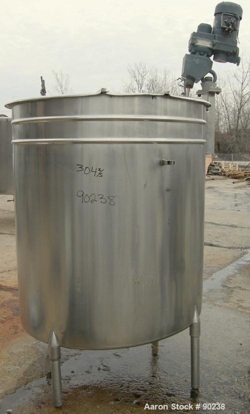 USED: Tank, 520 gallon, stainless steel, vertical. 52" diameter x 57" straight side. Open top with (2) 1/3 covers, sloped bottom. Clamp-on Lightnin agitator, model ND-2V, 117/350 output rpm. 3/4" dia...