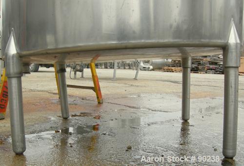 USED: Tank, 520 gallon, stainless steel, vertical. 52" diameter x 57" straight side. Open top with (2) 1/3 covers, sloped bottom. Clamp-on Lightnin agitator, model ND-2V, 117/350 output rpm. 3/4" dia...
