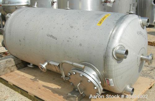 Used Four Corp pressure tank, 525 gallon, 316 stainless steel, vertical. 42" diameter x 86" straight side, dished top and bottom. Internal rated 40/-15 psi at 400 deg F. Openings: top 1 1/2", (3) 2",...