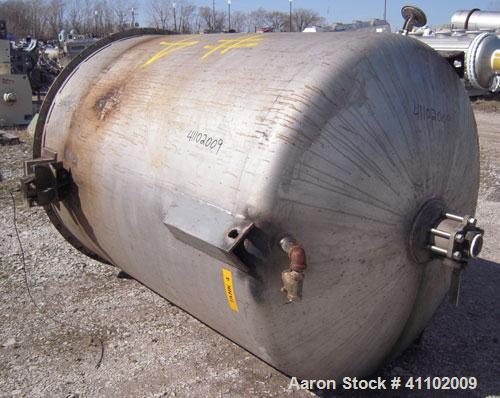 Used Imperial Steel Tank Company Tank, 950 gallon, 304 stainless steel, vertical. 60" diameter x 72" straight side. Flat bolt on top with a 1/4 hinged cover, dish bottom. Top carbon steel agitator br...