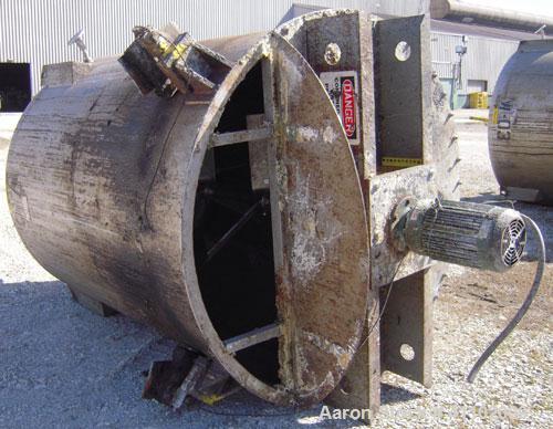 Used Imperial Steel Tank Company Tank, 950 gallon, 304 stainless steel, vertical. 60" diameter x 72" straight side. Flat bolt on top with a 1/4 hinged cover, dish bottom. Top carbon steel agitator br...