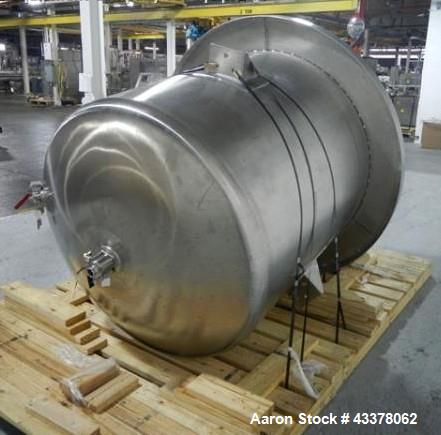 Used Lee Industries Pressure Tank, 525 Gallon, Model 525 DBT. Stainless steel construction, approximately 4' diameter x 4' straight side, dish top and bottom. Internal rated 15 psi & Full Vacuum at 2...