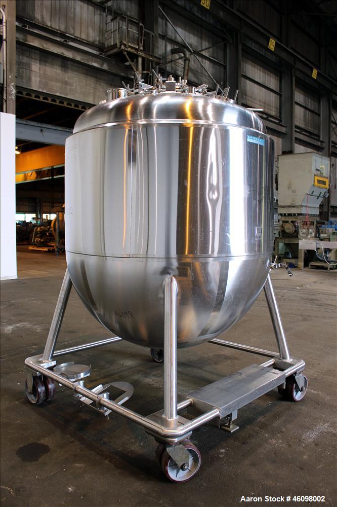 Used Mueller Pressure Tank, 2500 Liter(660.43) Gallon, Model Z 2500, 316L Stainless Steel, Vertical. 60" Diameter x 36" straight side. Dished top head, Hemispherical bottom. Insulated with 304 stainl...