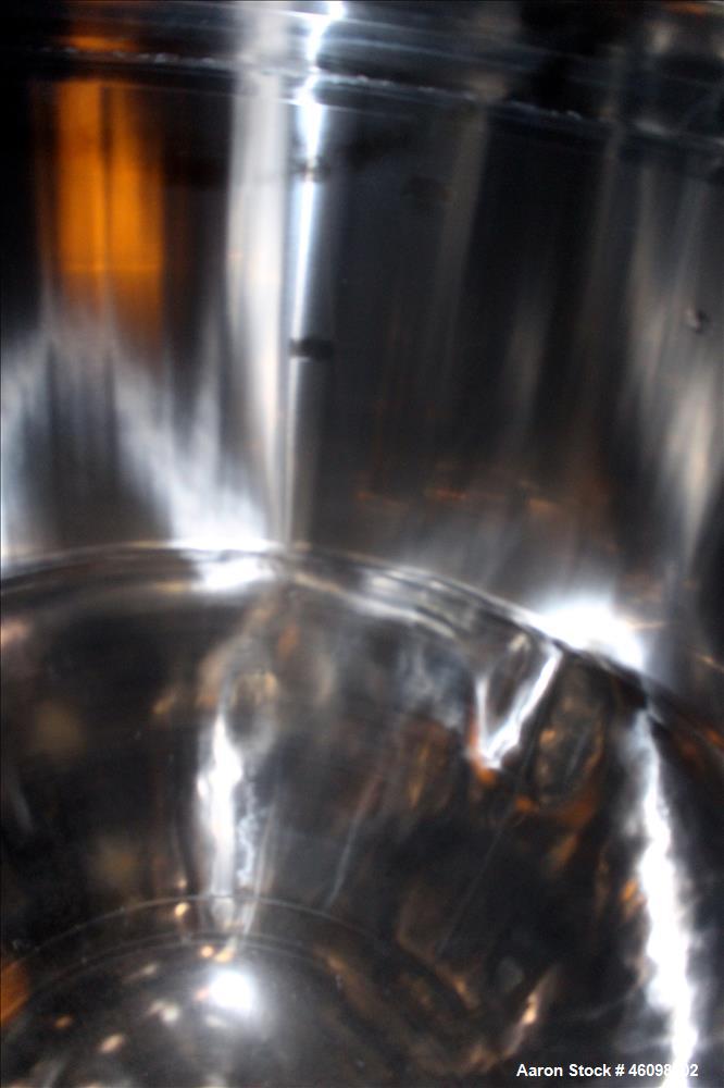 Used Mueller Pressure Tank, 2500 Liter(660.43) Gallon, Model Z 2500, 316L Stainless Steel, Vertical. 60" Diameter x 36" straight side. Dished top head, Hemispherical bottom. Insulated with 304 stainl...