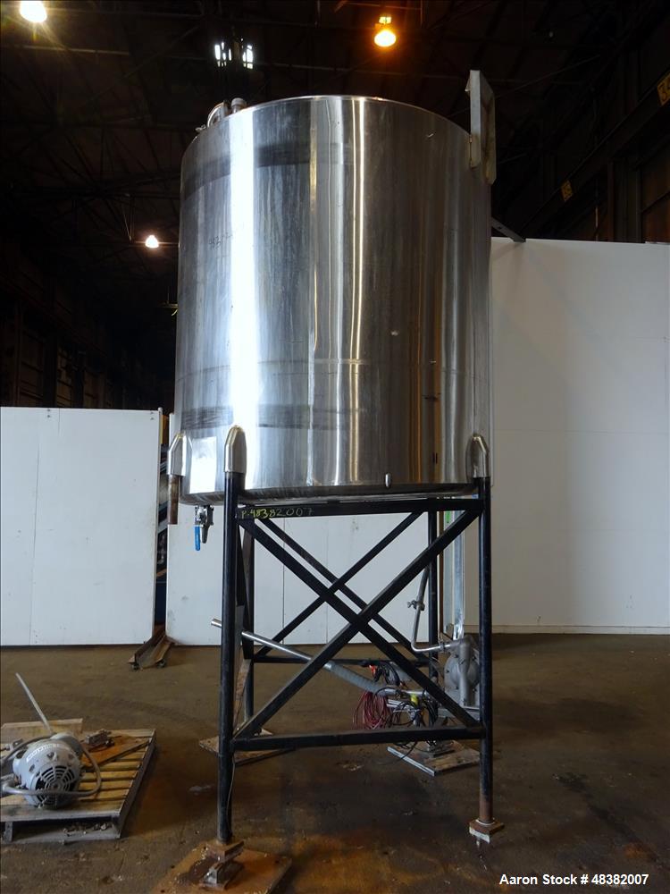 Used Tank, Approximately 1,100 Gallon, 304 Stainless Steel, Vertical.