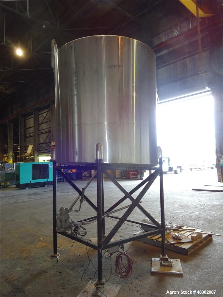 Used Tank, Approximately 1,100 Gallon, 304 Stainless Steel, Vertical.