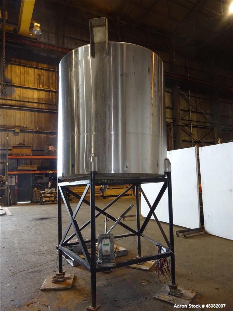 Used Tank, Approximately 1,100 Gallon, 304 Stainless Steel, Vertical.