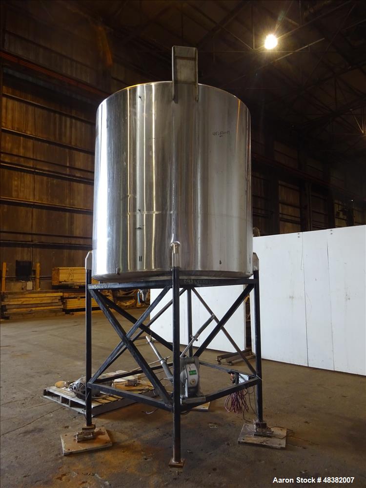 Used Tank, Approximately 1,100 Gallon, 304 Stainless Steel, Vertical.