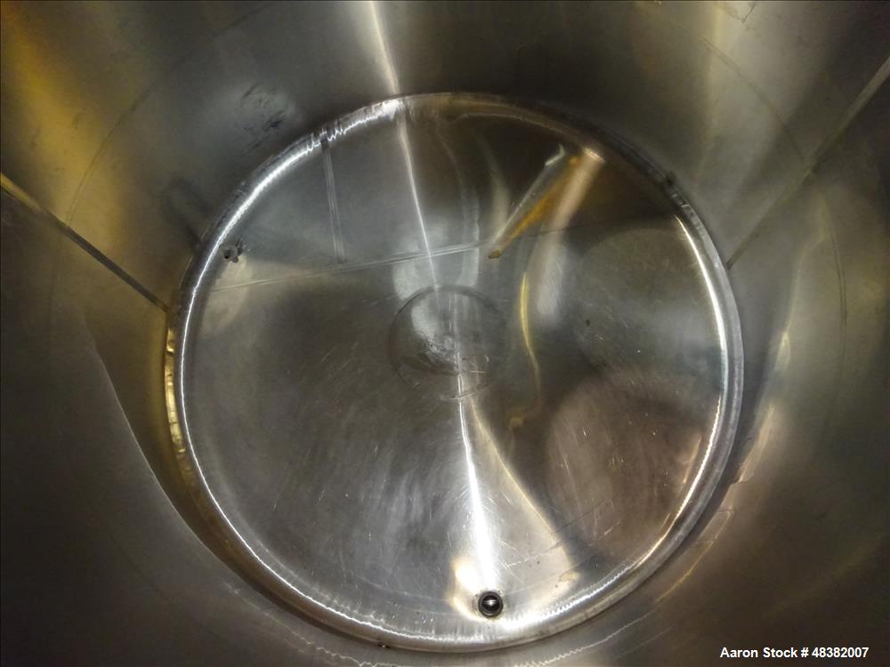 Used Tank, Approximately 1,100 Gallon, 304 Stainless Steel, Vertical.