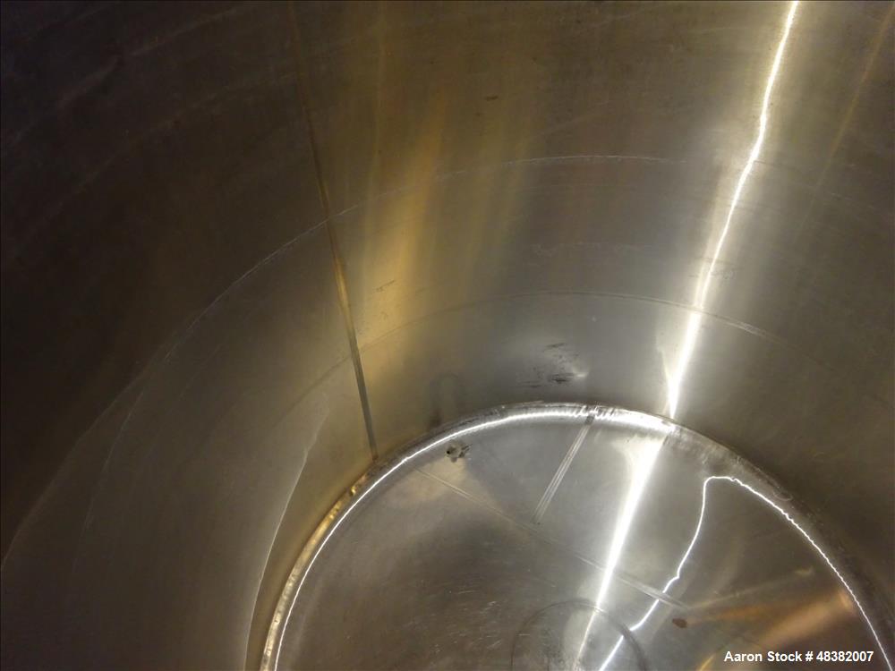 Used Tank, Approximately 1,100 Gallon, 304 Stainless Steel, Vertical.