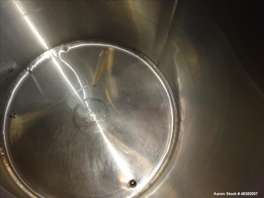 Used Tank, Approximately 1,100 Gallon, 304 Stainless Steel, Vertical.