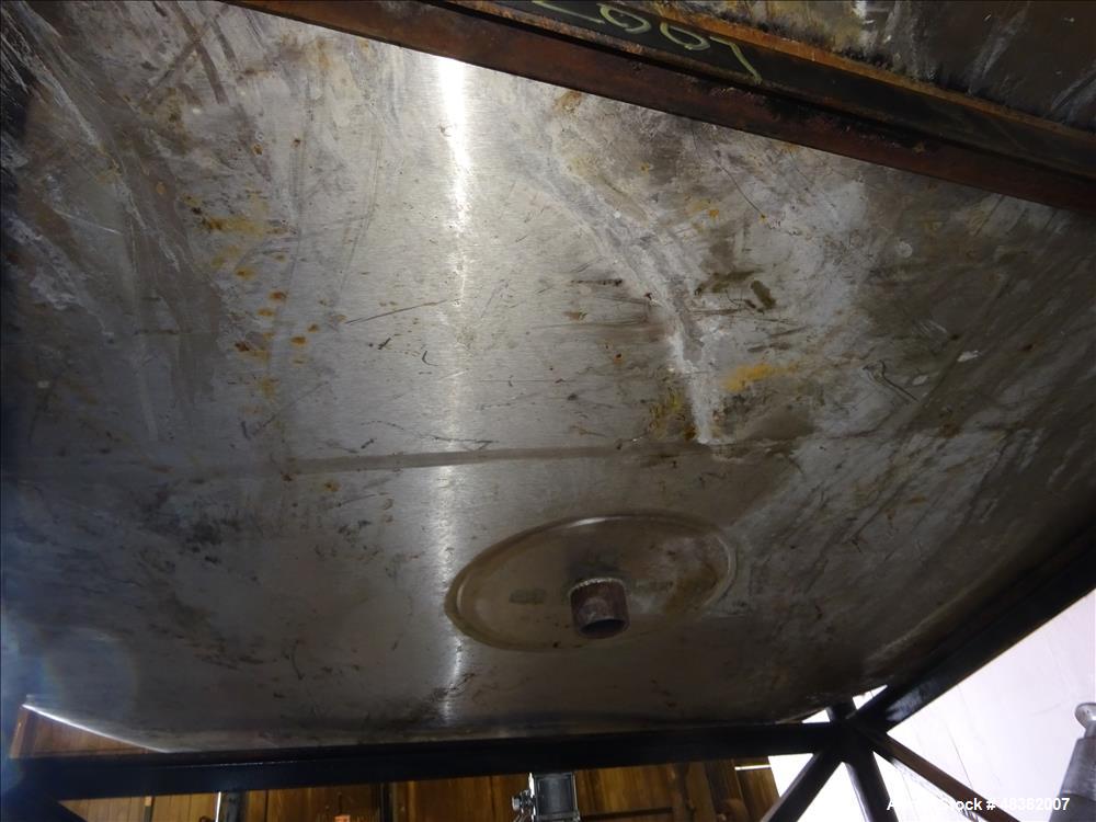 Used Tank, Approximately 1,100 Gallon, 304 Stainless Steel, Vertical.