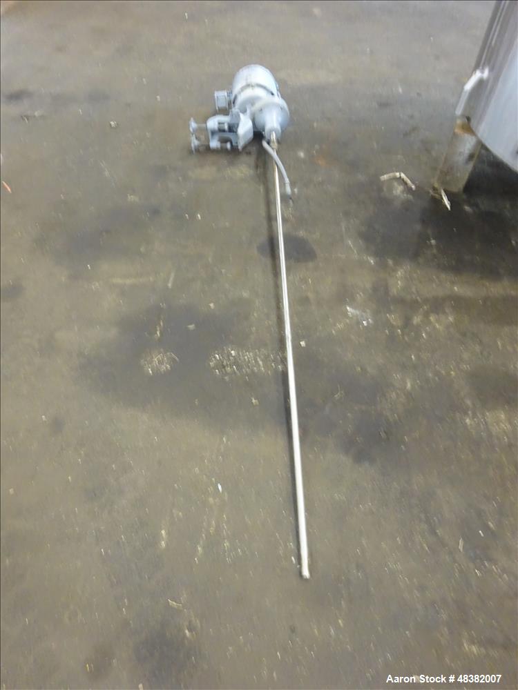 Used Tank, Approximately 1,100 Gallon, 304 Stainless Steel, Vertical.