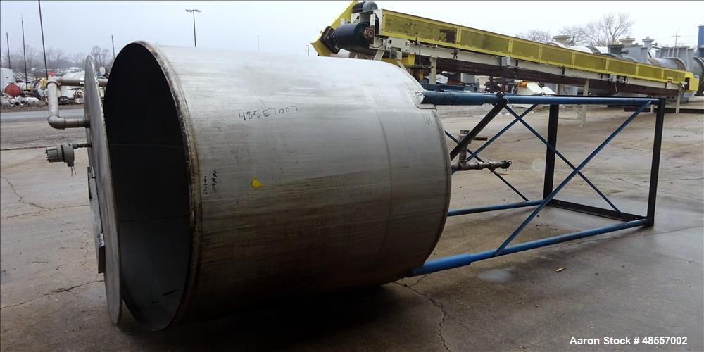Used Tank, Approximately 900 Gallon, 304 Stainless Steel, Vertical.