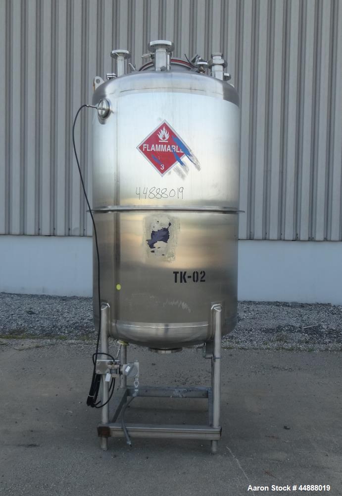 Used Tiger Steel Pressure Tank, 500 Gallon, 304L Stainless Steel, Vertical. 45" Diameter x 67" straight side, dished top & bottom. Internal rated 15psi/Full Vacuum at 350 degrees F. Openings top 1", ...