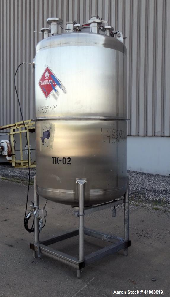 Used Tiger Steel Pressure Tank, 500 Gallon, 304L Stainless Steel, Vertical. 45" Diameter x 67" straight side, dished top & bottom. Internal rated 15psi/Full Vacuum at 350 degrees F. Openings top 1", ...