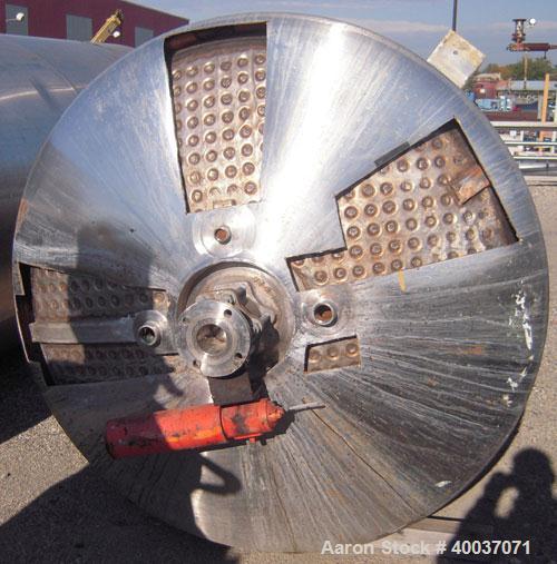 Used Walker Stainless Tank, 900 Gallon, Stainless Steel, Vertical. Approximately 60" diameter x 72" straight side, dished top and bottom. Internal rated 75 psi at 325 deg F. Lightnin agitator model 7...