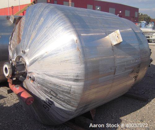 Used Walker Stainless Tank, 900 Gallon, Stainless Steel, vertical. Approximately 60" diameter x 72" straight side, dished top and bottom. Internal rated 75 psi at 325 deg F. Lightnin agitator model 7...