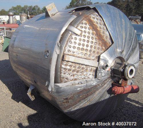 Used Walker Stainless Tank, 900 Gallon, Stainless Steel, vertical. Approximately 60" diameter x 72" straight side, dished top and bottom. Internal rated 75 psi at 325 deg F. Lightnin agitator model 7...