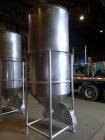 Used Tank, Approximate 750 Gallon, 304 Stainless Steel, Vertical.