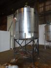 Used Tank, Approximately 1,100 Gallon, 304 Stainless Steel, Vertical.
