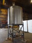 Used Tank, Approximately 1,100 Gallon, 304 Stainless Steel, Vertical.