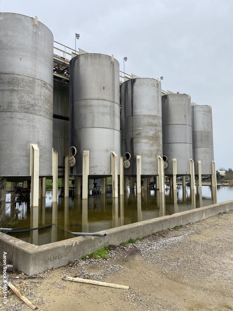 Approx 22,000 gal (80 cu m3) Vertical 304L Stainless Steel Tank.