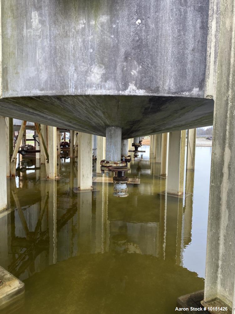 Approx 22,000 gal (80 cu m3) Vertical 304L Stainless Steel Mix Tank.