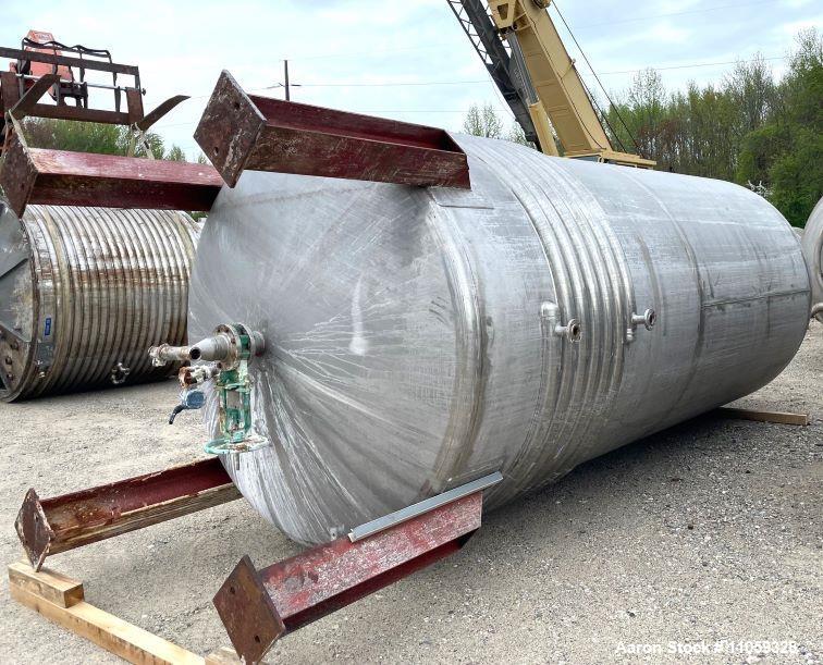 Gebraucht - 5000 Gallonen ummantelter Edelstahl-Schalenboden-Mischtank. 7'6' Ø x 16' t/t. Halbrohr Edelstahlmantel. 25' OAH....