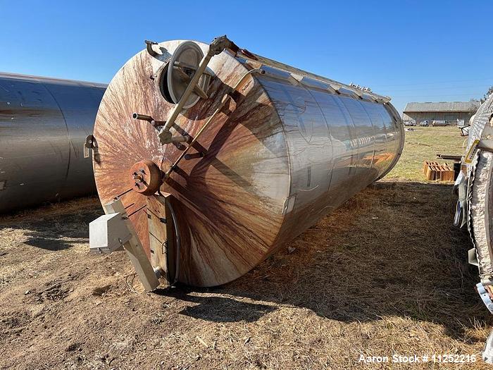 Gebrauchter Edelstahl-Bulk-Lagertank, ca. 8.600 Gallonen Fassungsvermögen, Edelstahl 304. Das Gefäß misst 94' Durchmesser x ...