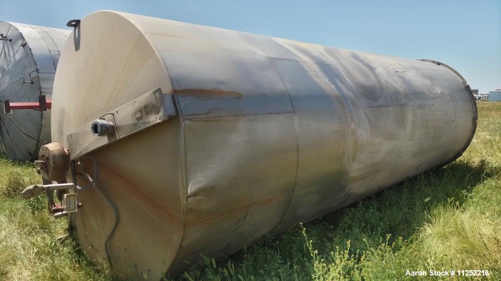 Gebrauchter Edelstahl-Bulk-Lagertank, ca. 8.600 Gallonen Fassungsvermögen, Edelstahl 304. Das Gefäß misst 94' Durchmesser x ...