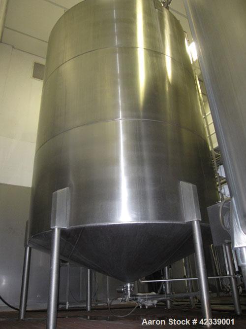 Used Tank, JV Northwest, 6,400 Gallon, stainless steel, 9' 3" diameter x 12' high.  Vertical, slight cone top and bottom.  Top mounted Burhans-Sharpe 1 hp agitator drive connected to a stainless stee...