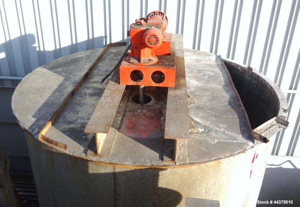 Used Tank, 5000 Gallon, 316 Stainless Steel, Vertical. Approximate 108" diameter x 126" straight side, flat top, coned bottom. Fixed carbon steel agitator bridge, approximate 1/5 top opening with cov...
