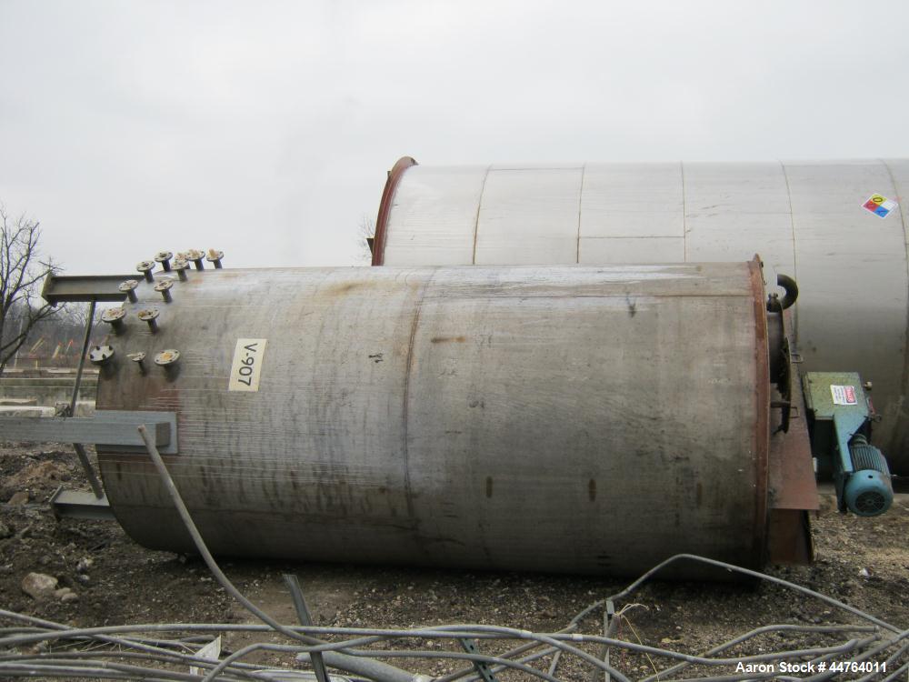 Used Tank, 5500 Gallon, 304 Stainless Steel, Vertical. 96” Diameter x 192” straight side, flat top, coned bottom. Fixed carbon steel agitator bridge with a top entering Chemineer agitator, 4 blade tu...