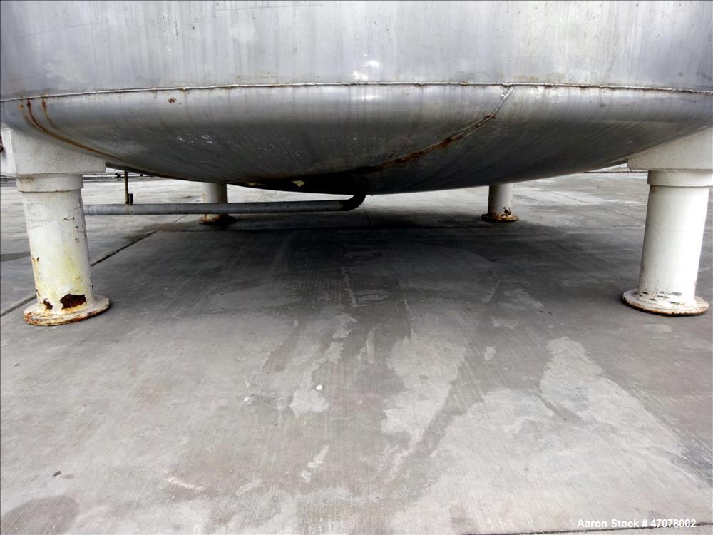 Used Tank, Approximate 6,000 Gallon, 304 Stainless Steel, Vertical.