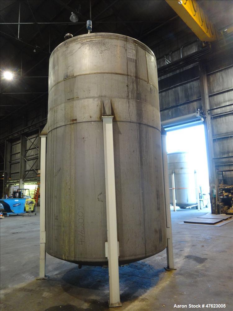 Used Tank, Approximate 5,5000 Gallon, 304 Stainless Steel, Vertical.