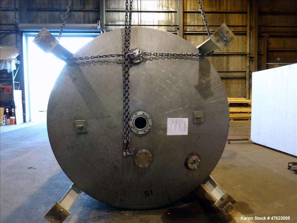 Used Tank, Approximate 5,5000 Gallon, 304 Stainless Steel, Vertical.