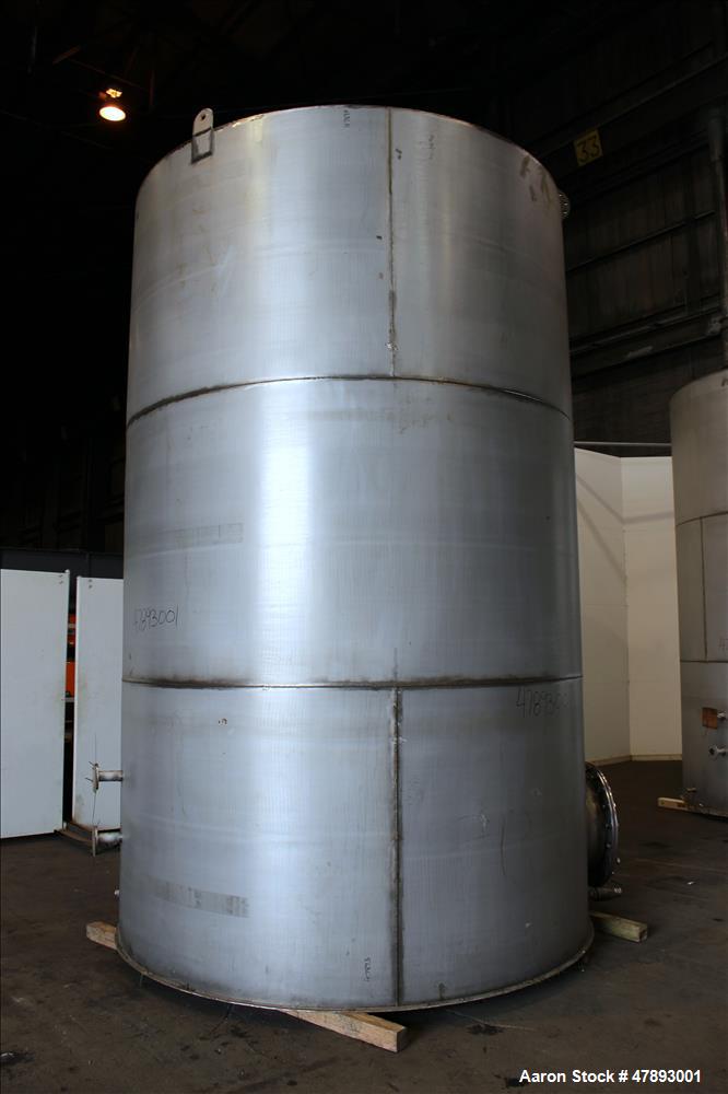 Used Tank, Approximate 8,000 Gallon, 304 Stainless Steel, Vertical.