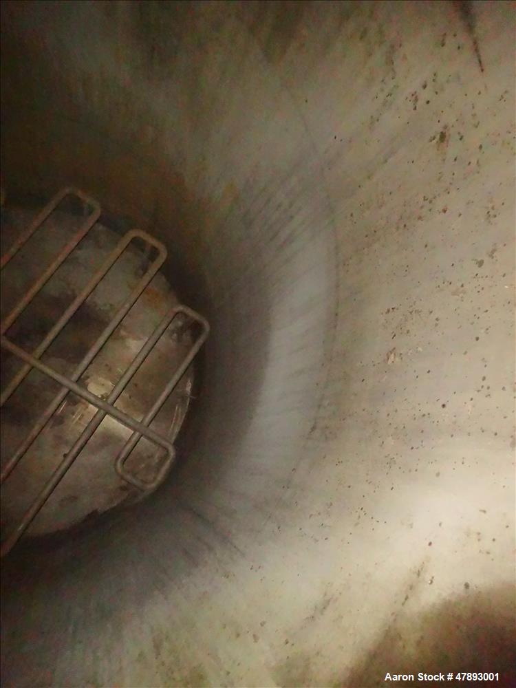 Used Tank, Approximate 8,000 Gallon, 304 Stainless Steel, Vertical.