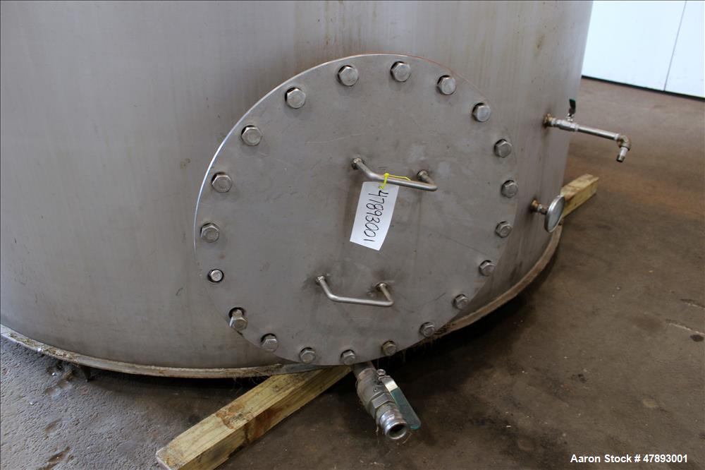 Used Tank, Approximate 8,000 Gallon, 304 Stainless Steel, Vertical.