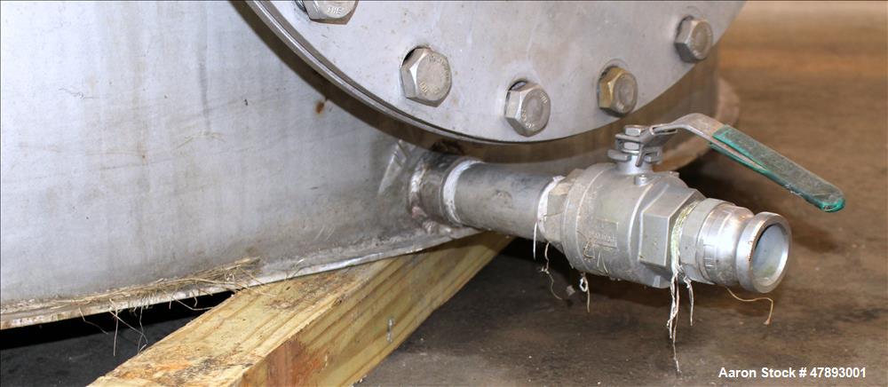 Used Tank, Approximate 8,000 Gallon, 304 Stainless Steel, Vertical.