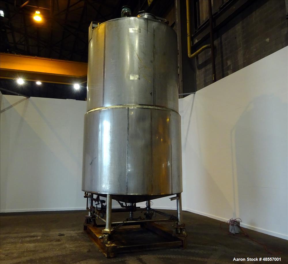 Used Tank, Approximately 5,000 Gallon, 304 Stainless Steel, Vertical.