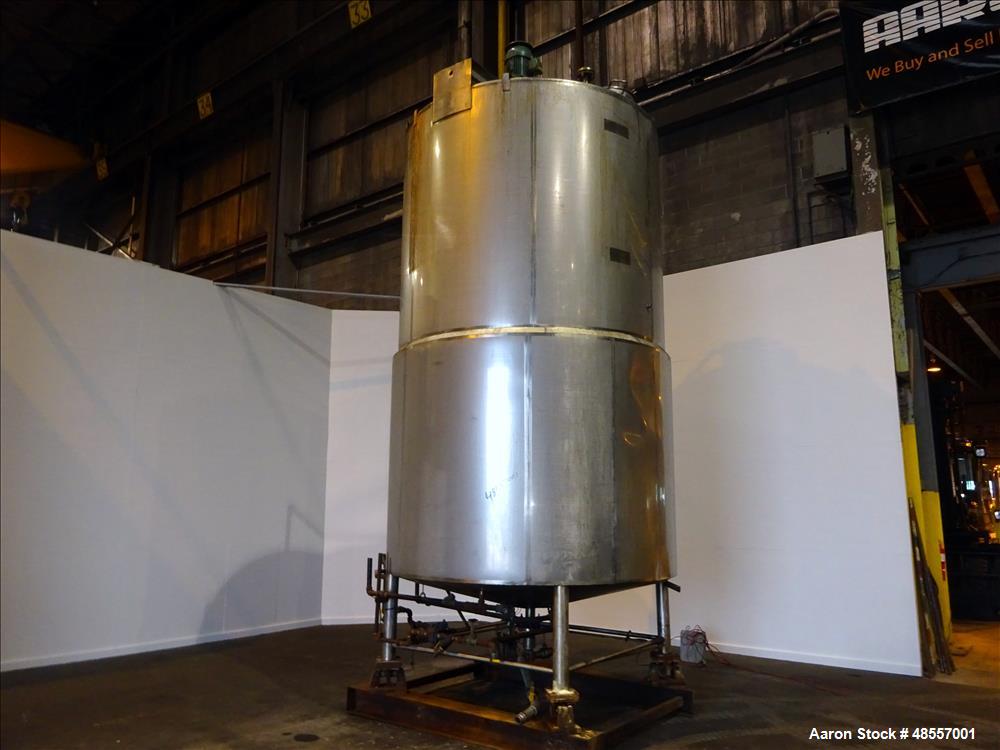 Used Tank, Approximately 5,000 Gallon, 304 Stainless Steel, Vertical.