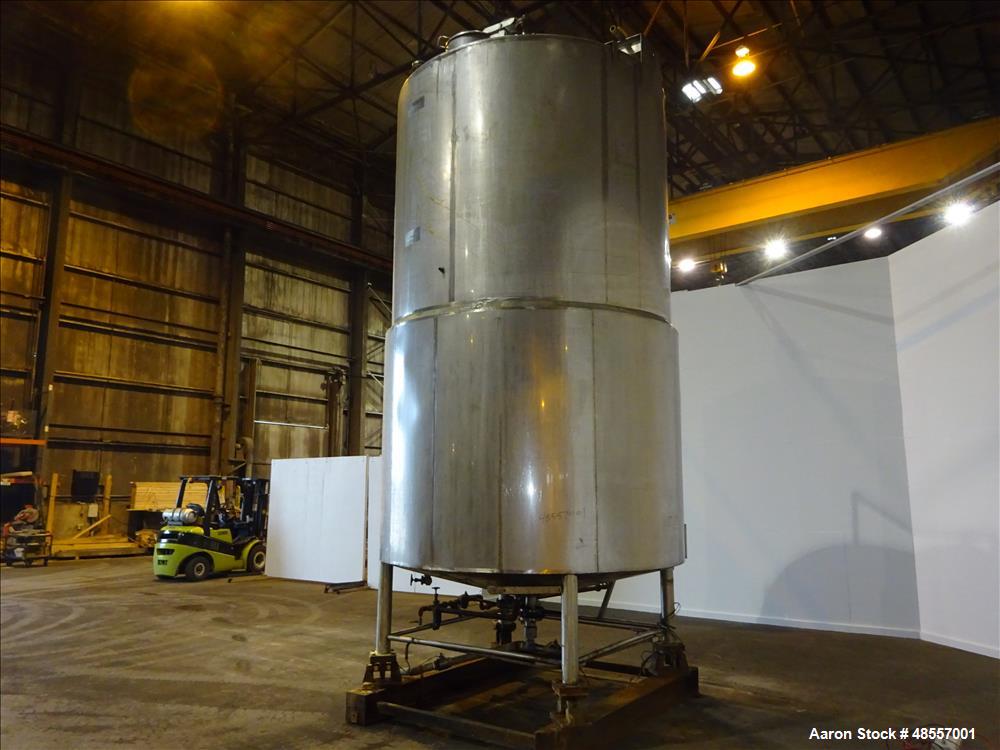 Used Tank, Approximately 5,000 Gallon, 304 Stainless Steel, Vertical.
