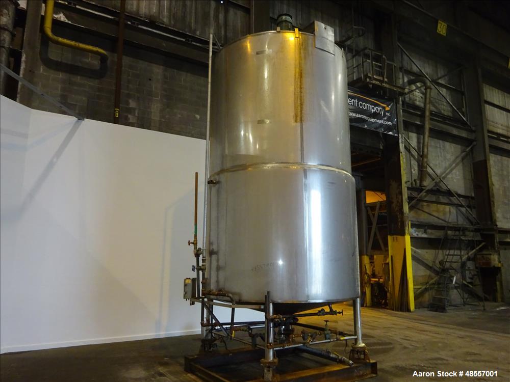 Used Tank, Approximately 5,000 Gallon, 304 Stainless Steel, Vertical.