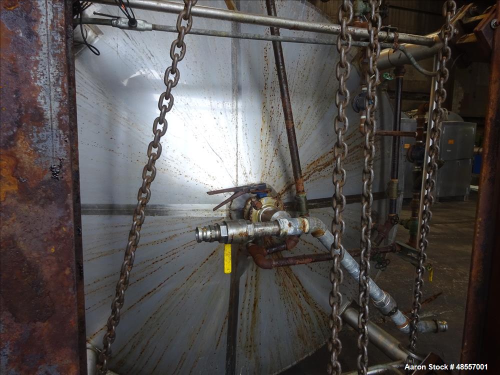 Used Tank, Approximately 5,000 Gallon, 304 Stainless Steel, Vertical.